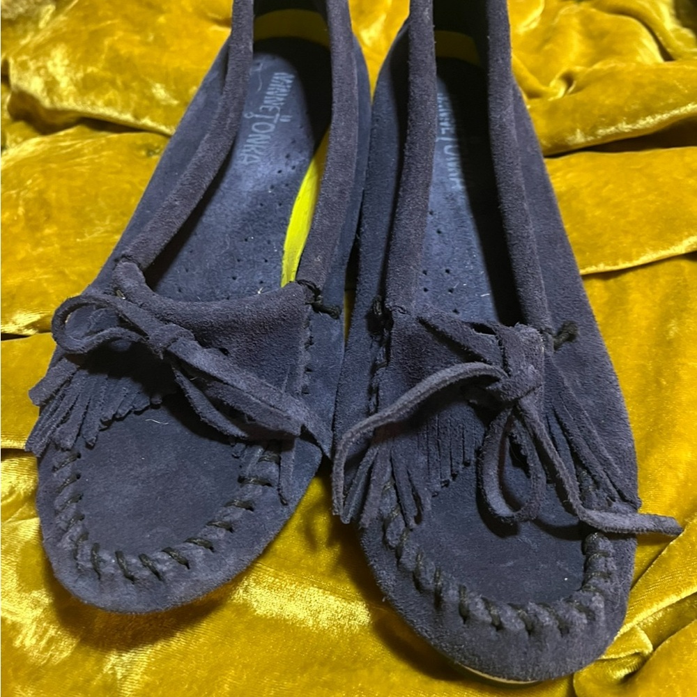 Cute navy suede retro inspired Minnetonka mocassin shoes size 8